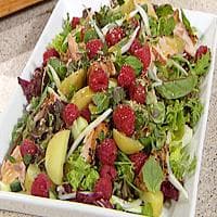 Salat med røkt ørret og bringebær