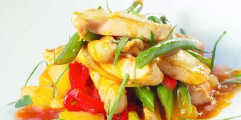 Kyllingwok med ananas og sursøt saus