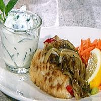 Seibiff med løk og chili, råkost, yoghurt- og agurkdressing