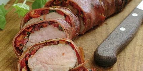 Grillet innbakt svinefilet med spekeskinke og soltørkede tomater