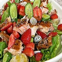 Salat med røkt ørret og jordbær