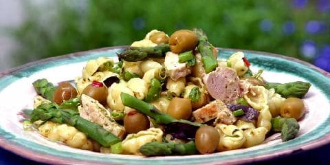Pastasalat med kylling og asparges