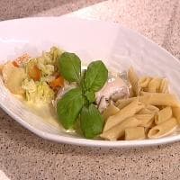Yoghurtmarinert rødspettefilet med pasta og kremete grønnsaker