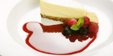 Rune Pals ostekake med bringebær- eller jordbærcoulis