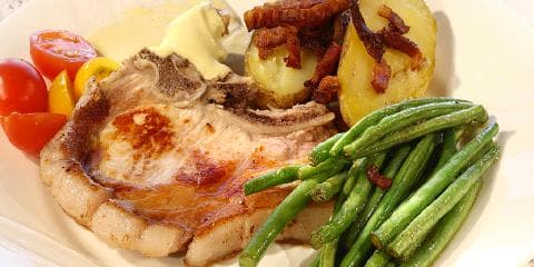 Svinekoteletter med baconpoteter og sennepsaus