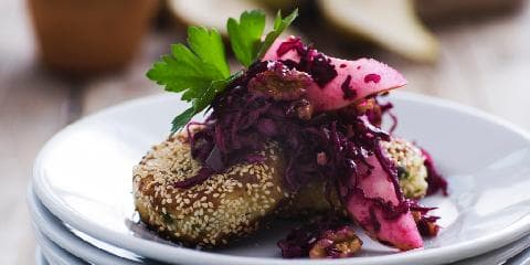 Urtekrydrede potetbiffer med rødkålsalat