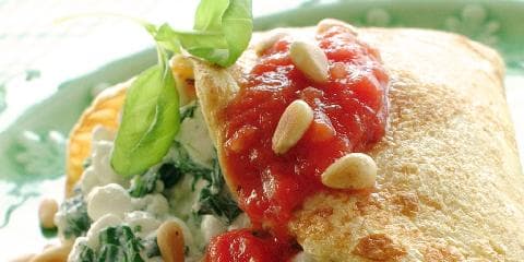 Pannekaker med spinatfyll og tomatsalsa