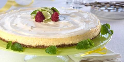 Ostekake med søt rømmekrem