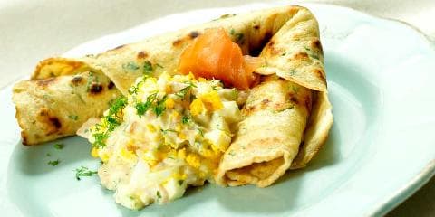 Pannekaker fylt med laks og egg