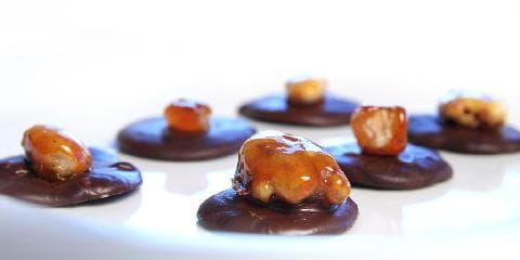 Sjokoladepletter med karamelliserte nøtter