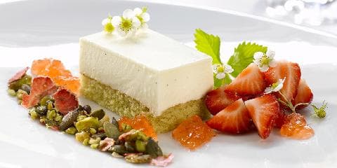 Ostekake med Martini Brut og jordbær- og nøttemüsli