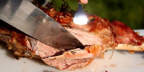 Plommebraissert lammeskank med rotgrønnsaker