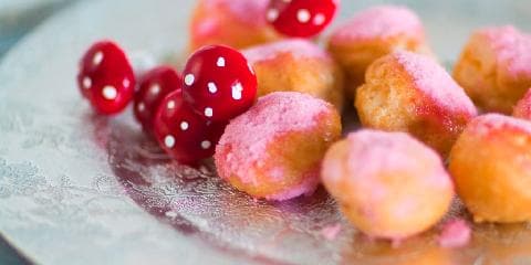 Fylte vannbakkels med bringebærstøv