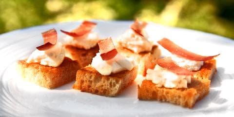 Snacks med chevre og spekeskinke