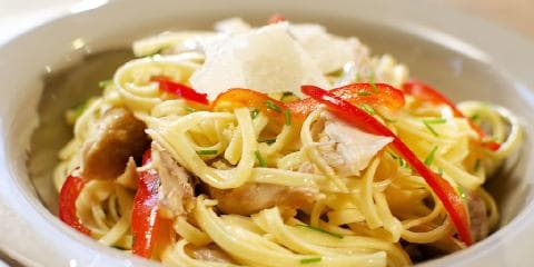 Spagetti med kylling, hvitløk og paprika