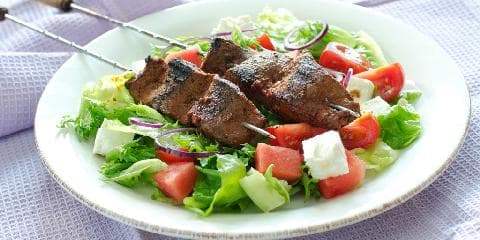 Marinerte kjøttspyd med gresk salat