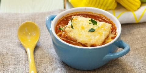 Deilig tomatsuppe med ostegratinerte brødskiver