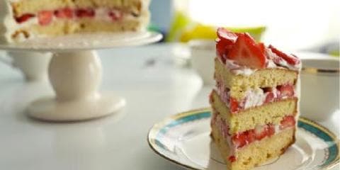 Kake med krydrede jordbær og krem