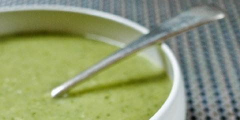Suppe med grønne bønner og mandelsmør
