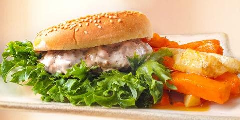 Burger med krydret yoghurtdressing og ovnsbakte rotgrønnsaker