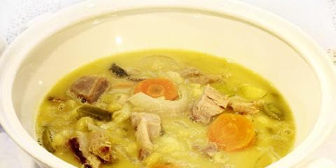 Ertesuppe med kokt svineknoke