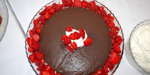 Saftig sjokoladekake med friske bær
