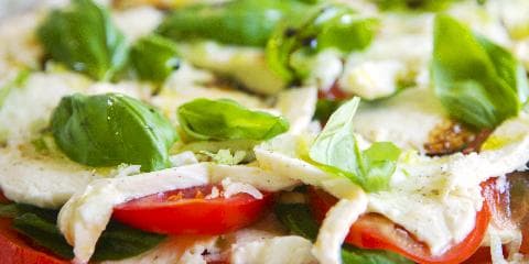 Tomatsalat med mozzarella og frisk basilikum