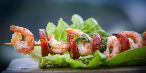 Grillspyd med scampi, chorizo og salvie