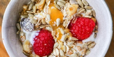 Yoghurt med honning, nøtter og bær