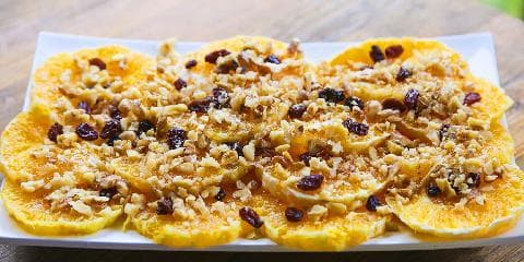 Appelsinsalat med nøtter og rosiner