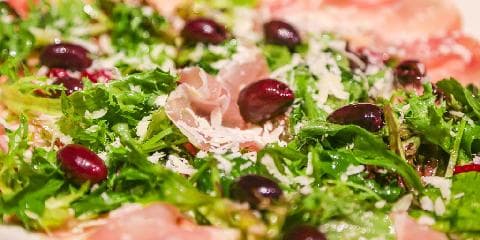 Spekeskinke med salat og oliven