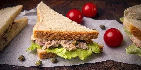 Tunfisk- og kaperssandwich