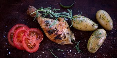 Helstekt kylling med sitron og hvitløk servert med urtepoteter