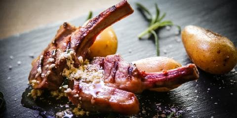 Lammekoteletter med nydelig saus og ertepuré