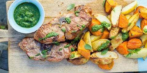 Grillede lammekoteletter med pesto og råstekte grønnsaker