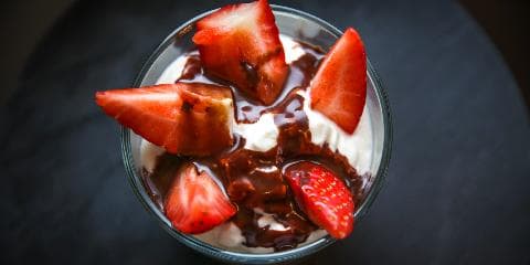 Yoghurt og jordbær med spumaflaske