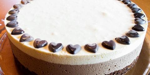 Iskake med hvit og mørk sjokolade