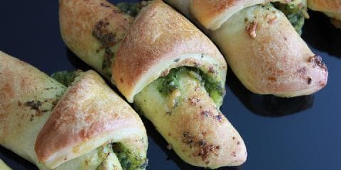 Luftige Horn med hjemmelaget pesto