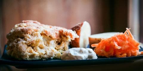 Fiskegrateng med yoghurt- og sennepsremulade