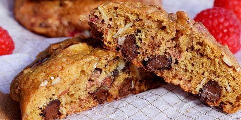 Myke Cookies med Bringebær, Sjokolade og Mandler!