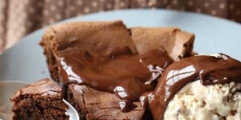 Sjokoladekake med hjemmelaget daim-iskrem
