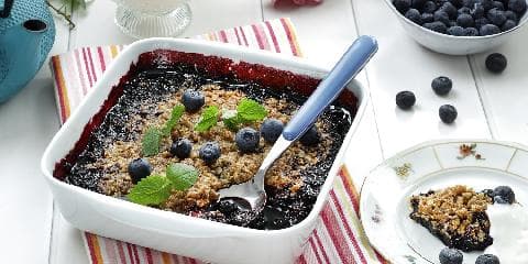 Smuldrepai med frosne blåbær