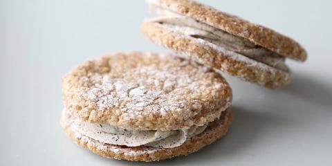 Seige mandelkjeks med lakris-smørkrem