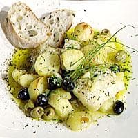 Klippfisk med poteter, oliven og løk