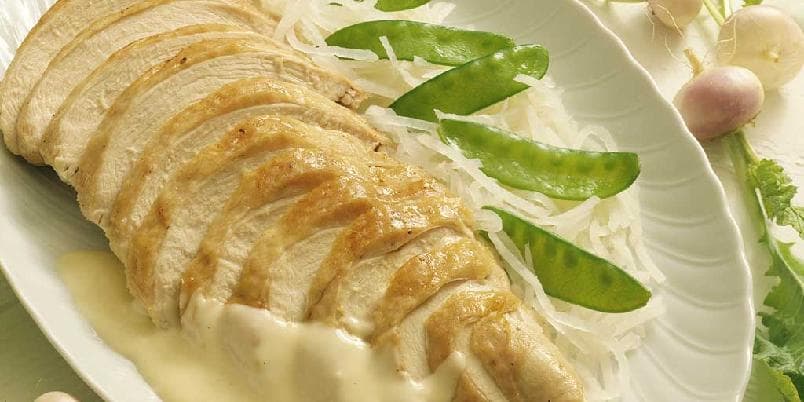 Helstekt kalkunbryst med hvitvinsdampede neper