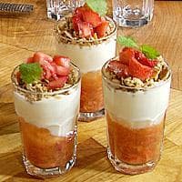 Rabarbra og jordbær med yoghurt og mysli