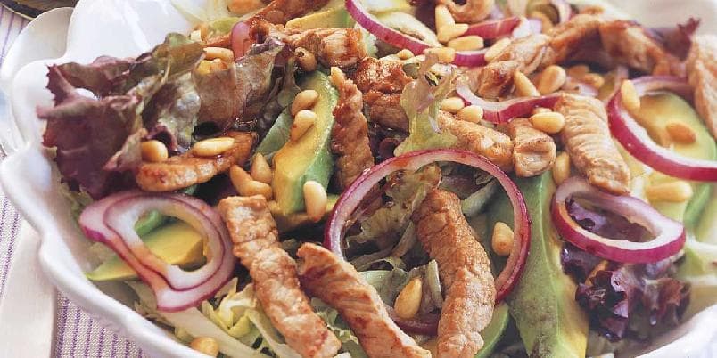 Avokadosalat med strimlet svinekjøtt
