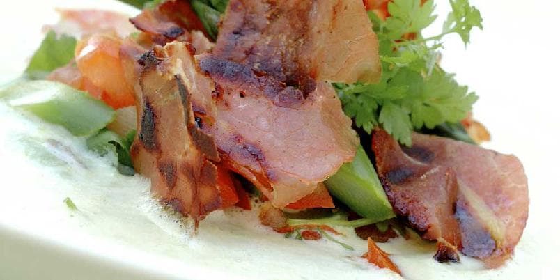 Aspargessuppe med spekeskinke og tomat