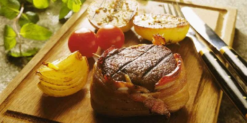 Biff med bacon, kremet spinat og stekte tomater