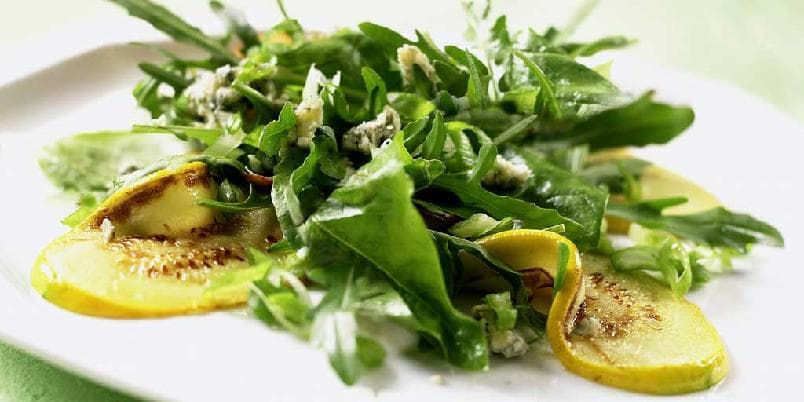 Stekt squash med spinat og blåmuggost